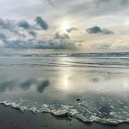 Beachy Days Near Ocean & Дом отдыха Нордвейкерхаут